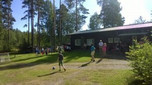 Lapset pelaavat pihalla