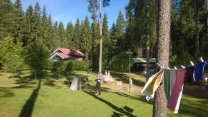 Lapset pelaavat ja pyykit narulla.